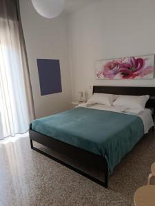 una camera con un letto e una coperta verde di il 64B - 10 minuti a piedi dal Policlinico San Matteo - a Pavia