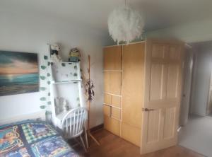 Mount Vernon的住宿－Single bedroom in quiet neighbourhood，一间卧室配有一张床和一个橱柜