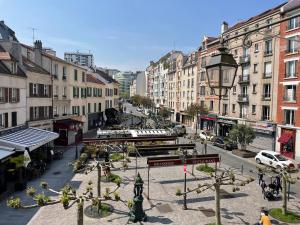 a city street filled with lots of tall buildings at escapade aux portes de Paris in Suresnes