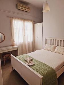 Un pat sau paturi într-o cameră la SARONIC VIEW