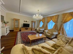Apartma Premium في كارلوفي فاري: غرفة معيشة مع أريكة وطاولة