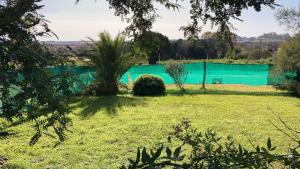 a yard with a green fence and a pool at AbbeyHouse descanso y vacaciones in Victoria