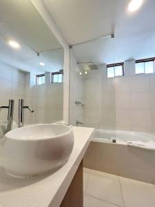 阿雷基帕Hotel Fundador by Robles的白色的浴室设有大水槽和浴缸。 更多86张照片