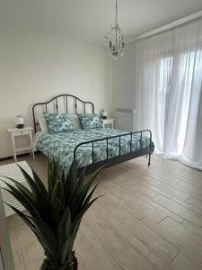 a bedroom with a bed with a plant in the middle at Castiglione d'Orcia (Val d'Orcia -Toscana) in Castiglione dʼOrcia