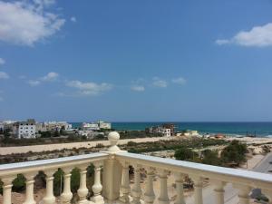 uma varanda com vista para o oceano em LE JASMIN RESIDENCE em Hammam Sousse