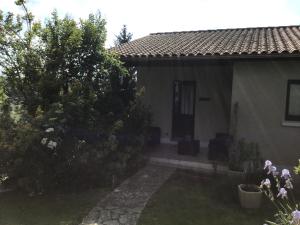 ein Haus mit einer Veranda und einem Hof mit einem Haus in der Unterkunft Entre Perigueux et Bergerac in Vergt