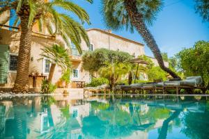 塔鲁丹特La Maison Taroudant的棕榈树和游泳池的房子