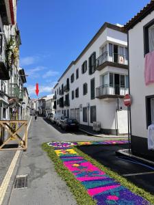 una calle con una colorida acera frente a un edificio en Living PDL 1, en Ponta Delgada