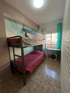 PL IFACH SOLYMAR في كاليبي: غرفة نوم بسريرين بطابقين في غرفة