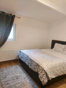 1 dormitorio con cama y ventana en Maison Nasko en Dinant