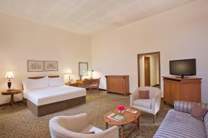 Postel nebo postele na pokoji v ubytování Maidens Hotel New Delhi