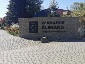 un panneau indiquant le quartier astronomique de wkarma shimla dans l'établissement Jarzębinowy Resort & SPA, à Braniewo