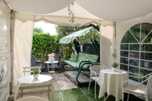 a tent with tables and chairs in a garden at Dolce Vita in Valeggio sul Mincio