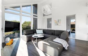 ein Wohnzimmer mit einem Sofa und einem TV in der Unterkunft 3 Bedroom Gorgeous Home In Ebeltoft in Ebeltoft