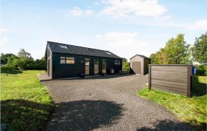 ein schwarzes modulares Haus mit Garage in der Unterkunft 3 Bedroom Gorgeous Home In Ebeltoft in Ebeltoft
