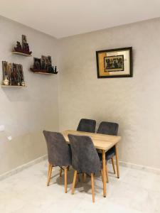 comedor con mesa de madera y 4 sillas en THE luxurious and romantic pearl apartment, en Mohammedia 12 fotos más
