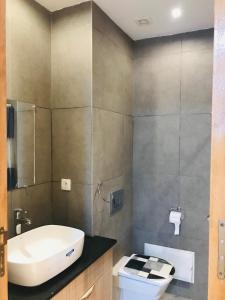 un baño con lavabo e inodoro en THE luxurious and romantic pearl apartment, en Mohammedia