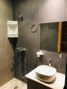 un baño con lavabo y ducha en THE luxurious and romantic pearl apartment, en Mohammedia