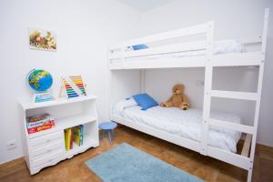 Двухъярусная кровать или двухъярусные кровати в номере Apartamento Río Maior
