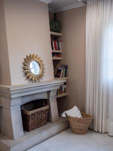 uma sala de estar com lareira e espelho em Casa Ramos em Vigo