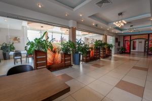 restauracja ze stołami i doniczkami w obiekcie Hotel Szelców w mieście Lesko