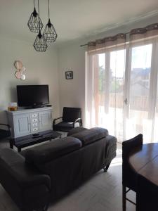 - un salon avec un canapé et une télévision dans l'établissement Ruthen'Stay 1 bedroom Apartment, à Rodez