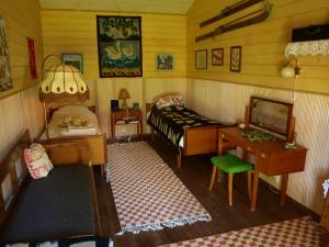 Konnevesi的住宿－Suopirtti bed & breakfast，小房间设有床、书桌和沙发