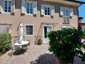 a table and chairs in front of a house at Da Mati e Marta in Piaggiori