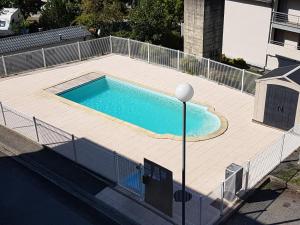 une grande piscine sur une terrasse avec une clôture dans l'établissement Bel Apt 4 pers dernier étage balcon vue montagne, à Luz-Saint-Sauveur
