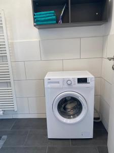 GlaneggにあるHaus Ogertschnig Feichterwirthの小さな部屋に洗濯機と乾燥機があります。