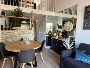 Fotografia z galérie ubytovania Duplex meublé avec terrasse dans résidence avec piscine v destinácii Cap d'Agde