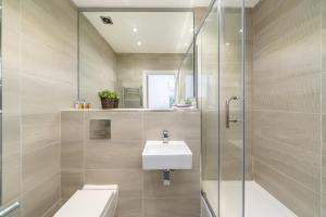 ein Bad mit einem Waschbecken, einem WC und einer Dusche in der Unterkunft Stunning 2 Bed 2 Bath Luxury London Apartment! in Forest Hill