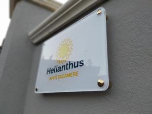 um sinal na lateral de um edifício em Helianthus em Assemini