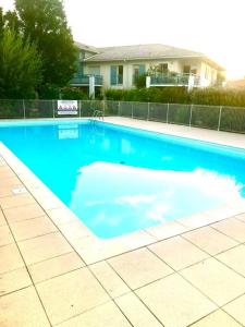 een groot blauw zwembad voor een huis bij Confort plage piscine in Saint-Vincent-de-Tyrosse