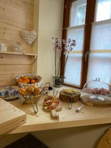 una mesa con un montón de comida. en Residenza d'Epoca Albergo Grimani, en Ampezzo