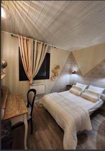 una camera con un grande letto e un tavolo di Sublime maison - LA PERLA a Meschers-sur-Gironde