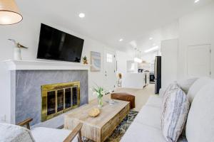 TV a/nebo společenská místnost v ubytování 3892 Carmel Pearl home