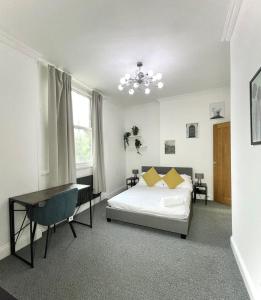 a bedroom with a bed and a desk in it at Stunning 2 Bed 2 Bath Luxury London Apartment! in Forest Hill