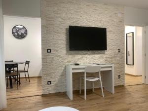 A television and/or entertainment centre at Apartment Karlovac Center