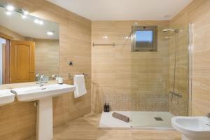 Kúpeľňa v ubytovaní APARTAMENTO MODERNO CALLE LARIOS + 26 fotografií