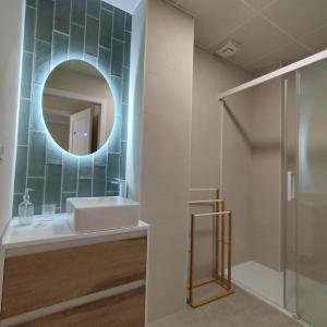 a bathroom with a sink and a mirror at Apartamento reformado con vistas al mar in Cádiz