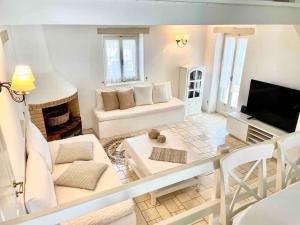 sala de estar con sofá y TV en Villa Santa Maria-Sophia en Kampos Paros