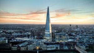 a view of the shard in a city at sunset at Stunning 2 Bed 2 Bath Luxury London Apartment! in Forest Hill