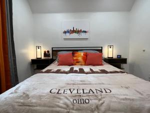 a large bed in a bedroom with two lamps at Trendy in Tremont, Cleveland (Upper) in Cleveland