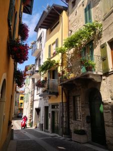 eine Gasse mit Gebäuden und einem Roller auf einer Straße in der Unterkunft La Piazzetta in Iseo