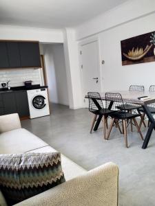 uma sala de estar com mesa e cadeiras e uma cozinha em Ada Apart Hotel Göcek em Göcek