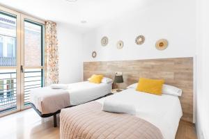 - 2 lits dans une chambre avec fenêtre dans l'établissement Vistas Panorámicas CALLE LARIOS Málaga, à Malaga