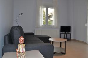 - un salon avec un canapé et une table dans l'établissement Kalamaria brand new 2 bedroom apartment, à Thessalonique
