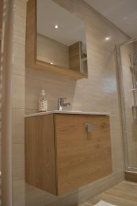 塞薩羅尼基的住宿－Kalamaria brand new 2 bedroom apartment，一间带水槽和镜子的浴室