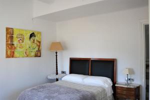 バキオにあるVilla Isabela Bakio Roomsのベッドルーム1室(ベッド1台付)が備わります。壁には絵画が飾られています。